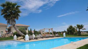 Ulkouima-allas, aurinkotuoleja