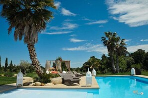 A swimming pool with lounge chairs and palm trees. - Escapades Lointaines Chambres d'hôtes B&B (Perpignan)