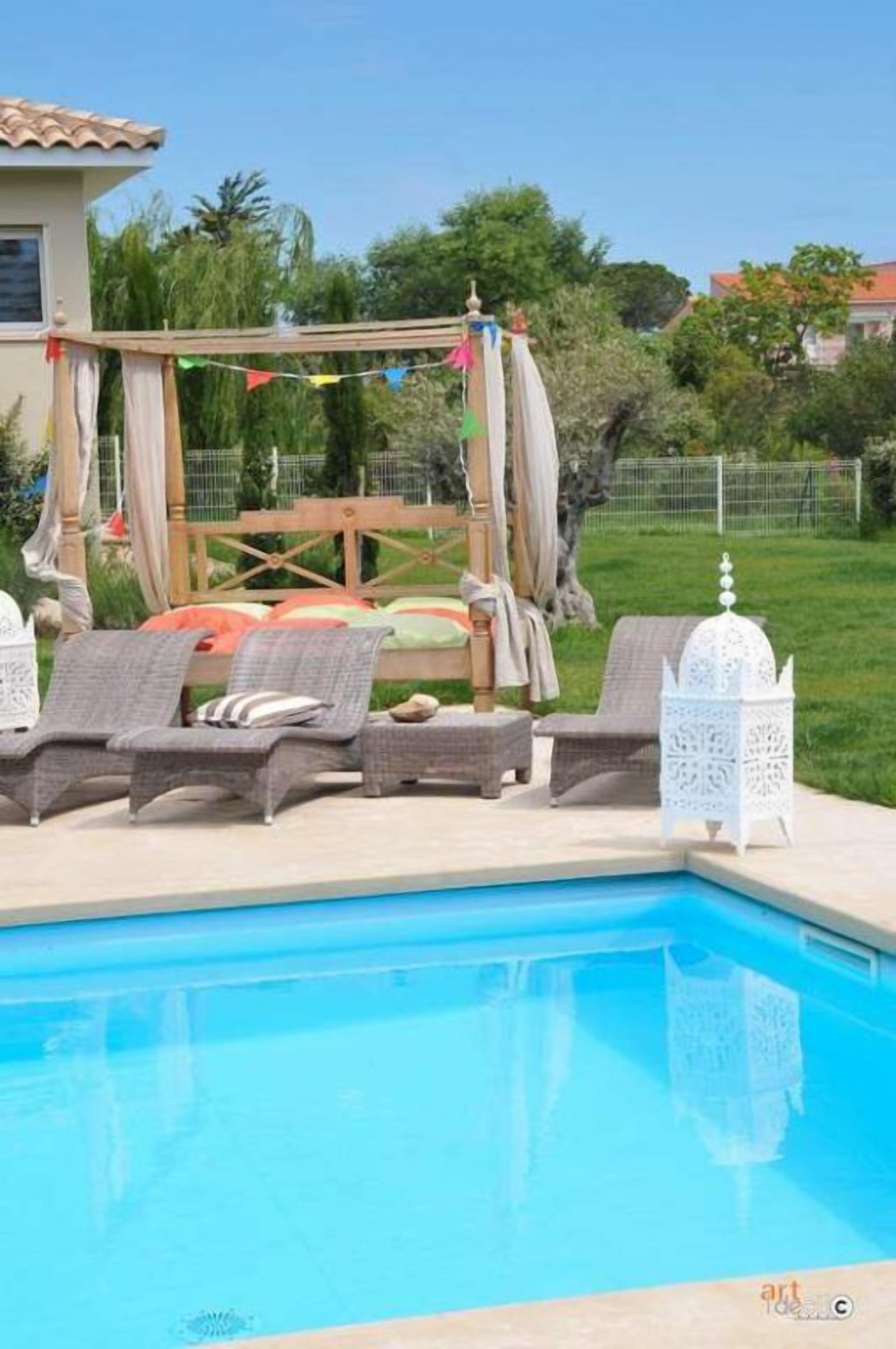 Piscine extérieure, chaises longues