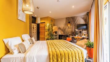 Kahden hengen deluxe-huone, 1 keskisuuri parisänky, takka | Ylelliset vuodevaatteet, minibaari, tallelokero huoneessa