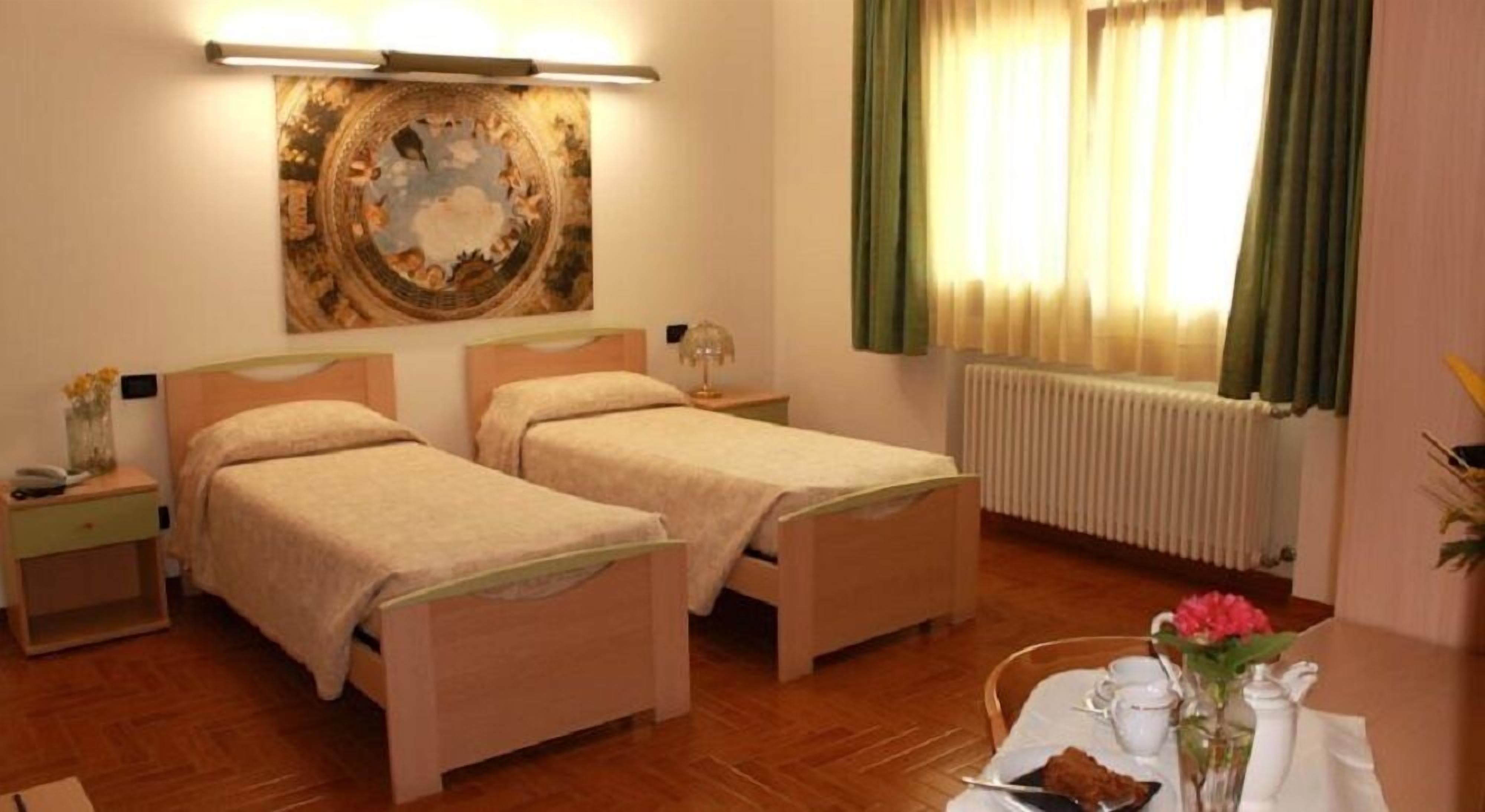 Doppel- oder Zweibettzimmer | Zimmersafe, Schreibtisch, schallisolierte Zimmer, Bügeleisen/Bügelbrett