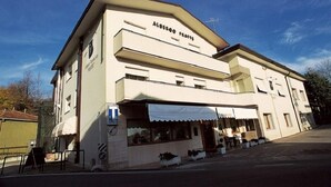 A two-story building with the name "Albergo Fratte" on the facade. - Albergo Ristorante Fratte (Fregona)