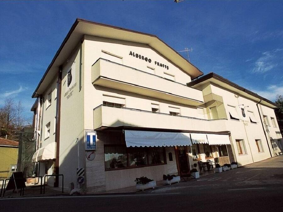 Un edificio de dos plantas con el nombre "Albergo Fratte" en la fachada.