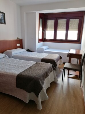 Triple Room | Desk, blackout drapes, rollaway beds, free WiFi - Hostal Adelia (A Coruña)