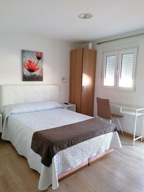 Double Room | Desk, blackout curtains, rollaway beds, free WiFi - Hostal Adelia (A Coruña)