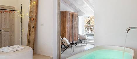 Deep-soaking bathtub