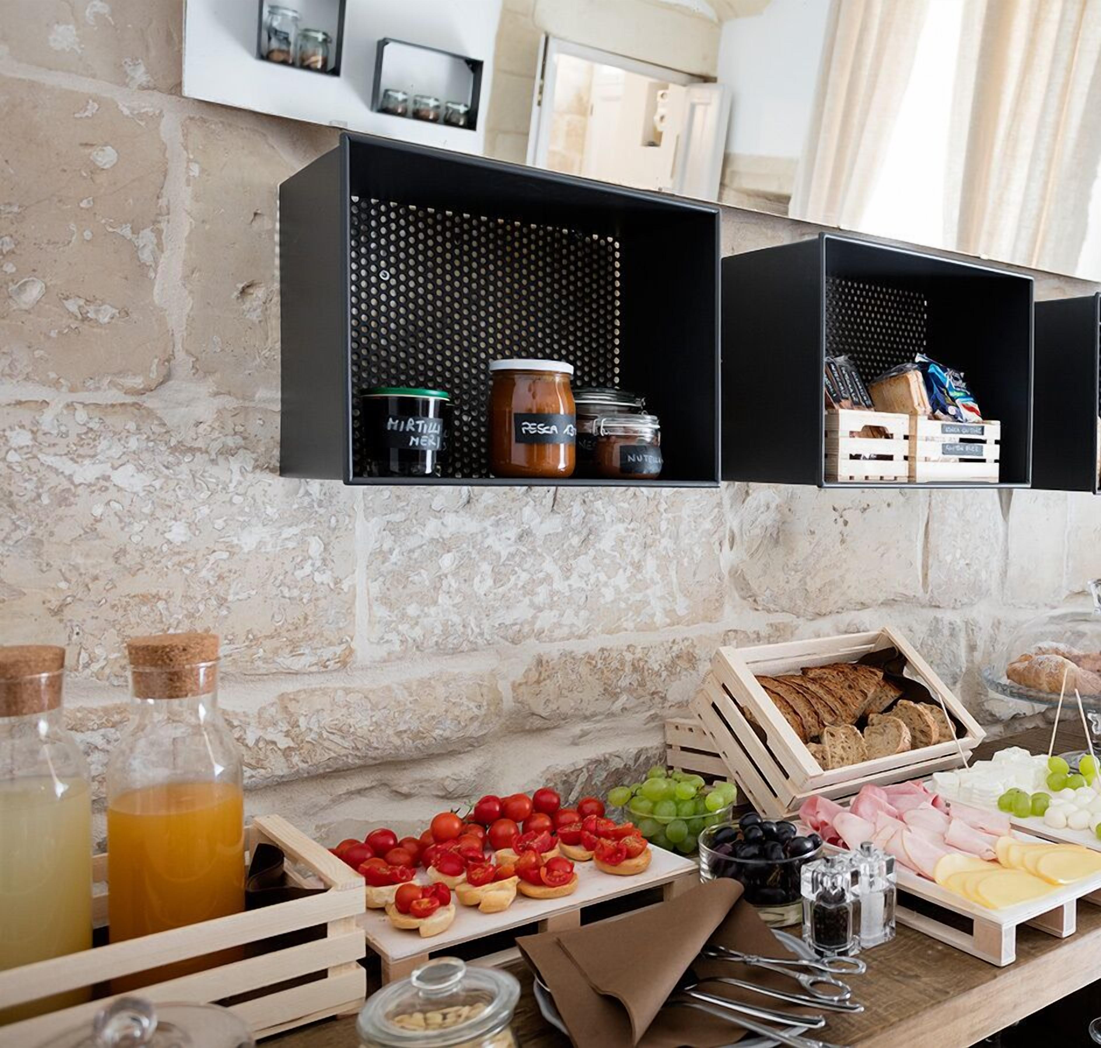 Un ricco buffet della colazione con diversi cibi e condimenti.