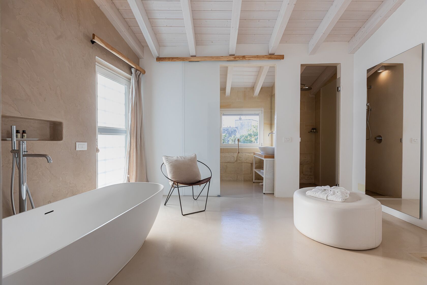 Un bagno moderno con una vasca freestanding, una zona relax a forma circolare e una doccia.