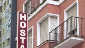 A building with a sign reading "HOSTAL" and "HOSTAL VELARDE" indicating it is a hostel. - Hostal Velarde (Talavera de la Reina)