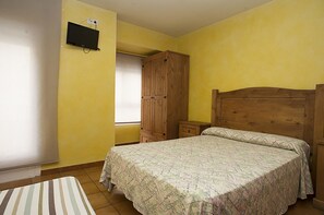 Habitación triple, balcón | Cortinas blackout, cunas gratuitas y ropa de cama