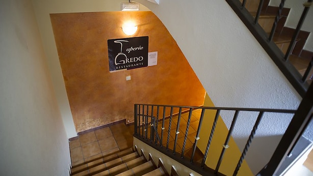 A staircase with a sign for 'Taverna Gredo Restaurante' on the wall. - Hostal Velarde (Talavera de la Reina)
