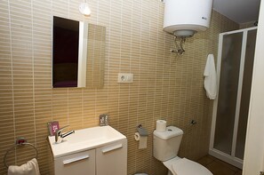 Douche, articles de toilette gratuits, sèche-cheveux