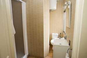 Douche, articles de toilette gratuits, sèche-cheveux
