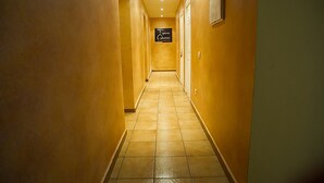 A hotel corridor with a sign reading "Hotel Cabrillo." - Hostal Velarde (Talavera de la Reina)