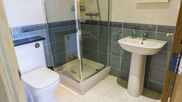 Twin Room | Bathroom | Shower, rainfall showerhead, free toiletries, hair dryer