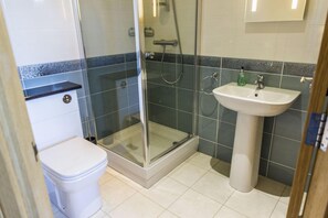 Habitación con 2 camas individuales | Baño | Ducha y cabezal de ducha tipo lluvia