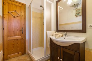 Apartment, 4 Bedrooms | Bathroom
