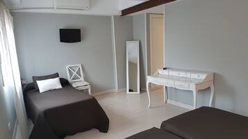 Habitación triple | Escritorio, cortinas blackout, insonorización y cunas gratuitas