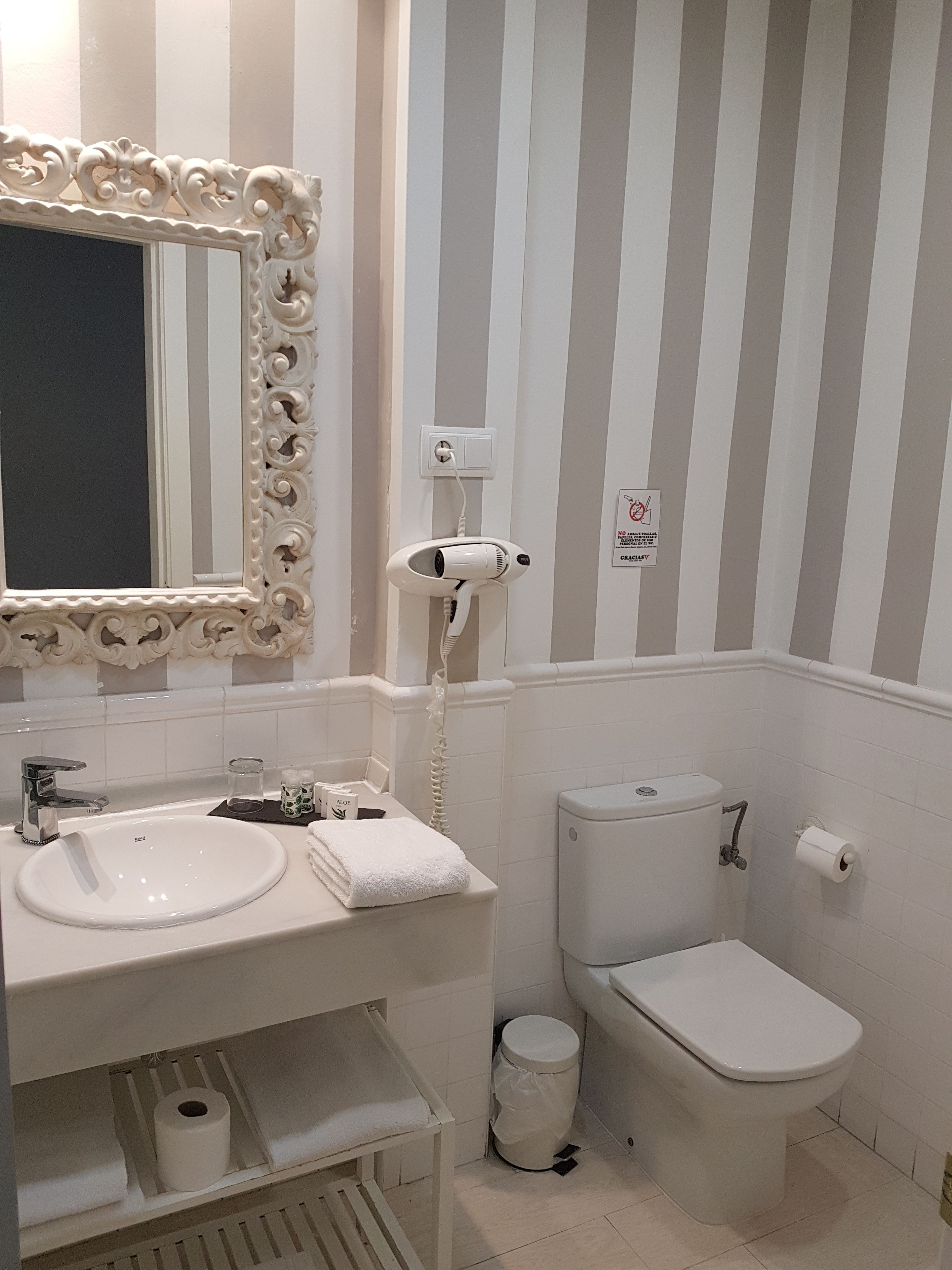 Habitación triple | Baño | Ducha, artículos de higiene personal gratuitos y secador de pelo