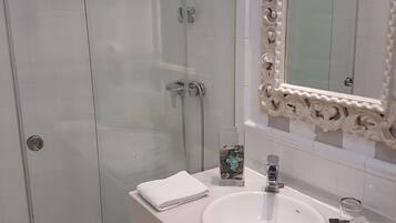 Triple Room | Bathroom | Shower, free toiletries, hair dryer, towels