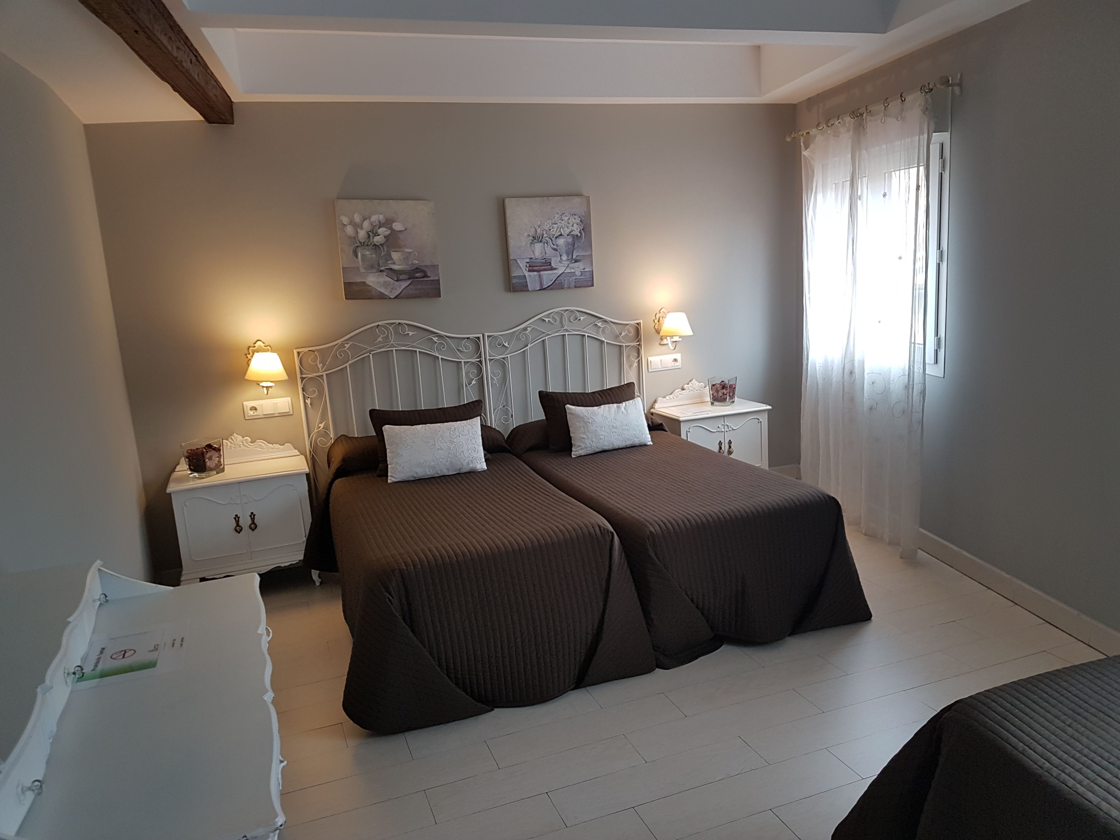 三人房 | 办公桌、遮光窗帘、隔音、免费婴儿床