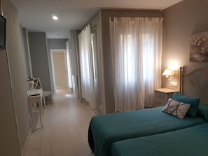 Escritorio, cortinas blackout y sistema de insonorización