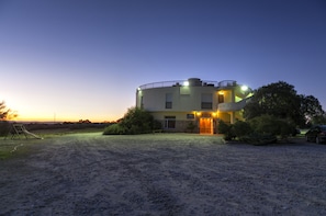 Front of property - evening/night - Hotel Paraje La Lambra (Rus)