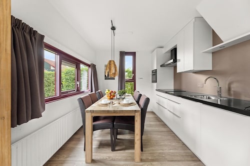 HVZ Iris 6p - Three Bedroom Resort, Sleeps 6