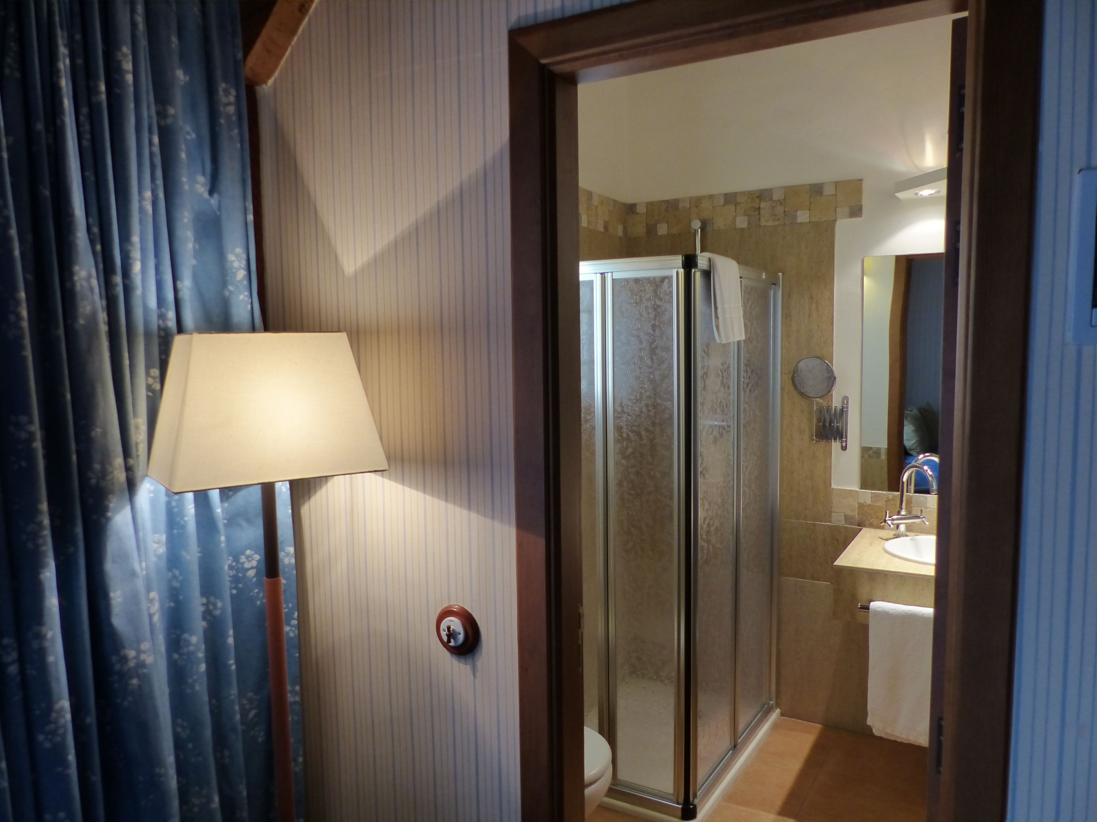 single room | bathroom | separate bathtub and shower, free toiletries, hair dryer, bidet