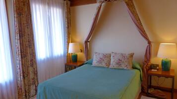 Tweepersoonskamer, balkon | Een minibar, individueel gedecoreerd, individueel gemeubileerd