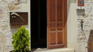 Un edificio de piedra con una puerta de madera y un letrero que dice "La Despensa Café".