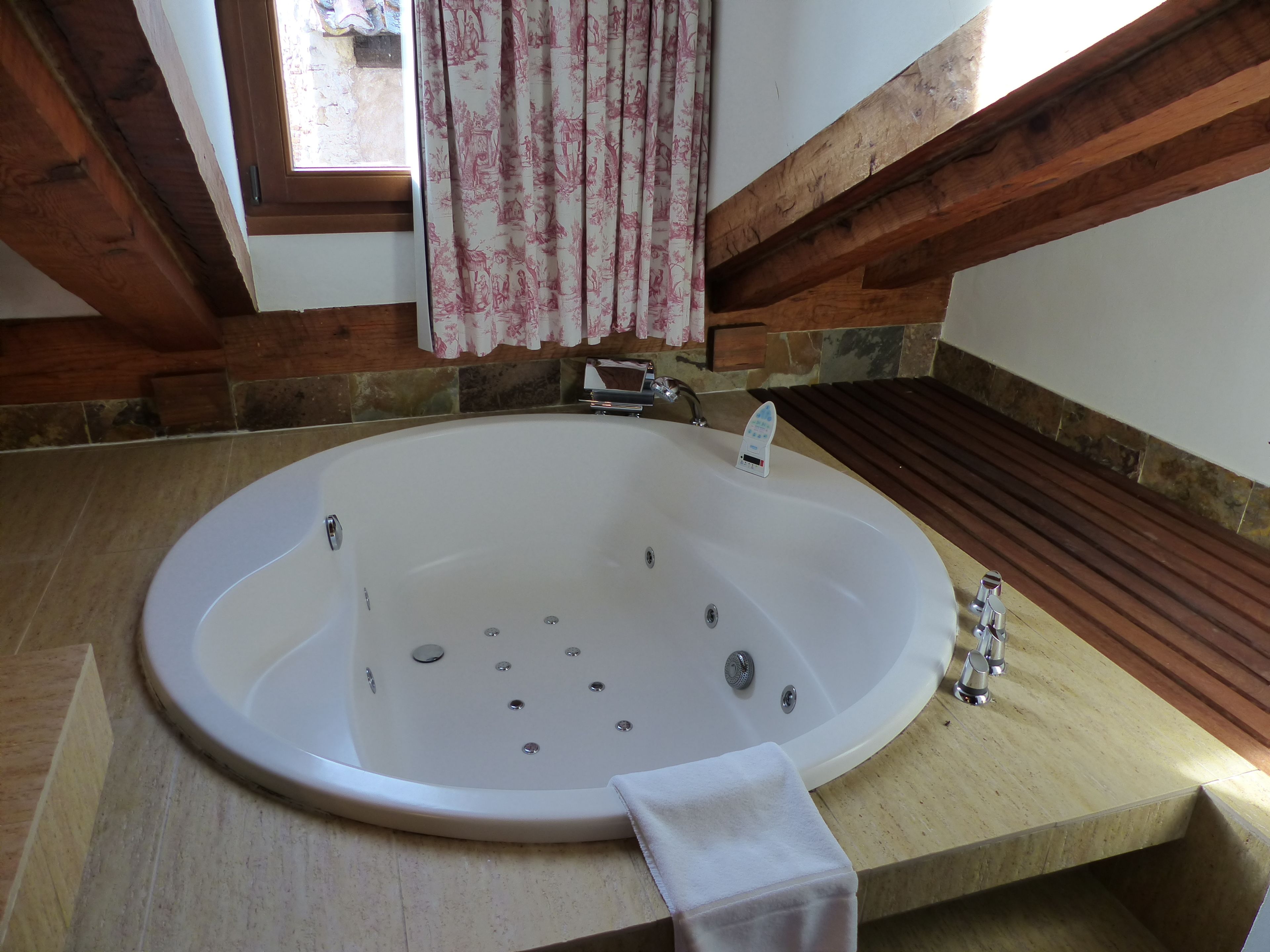 suite | jetted bathtub