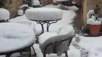 Serveert ontbijt, lokale gerechten