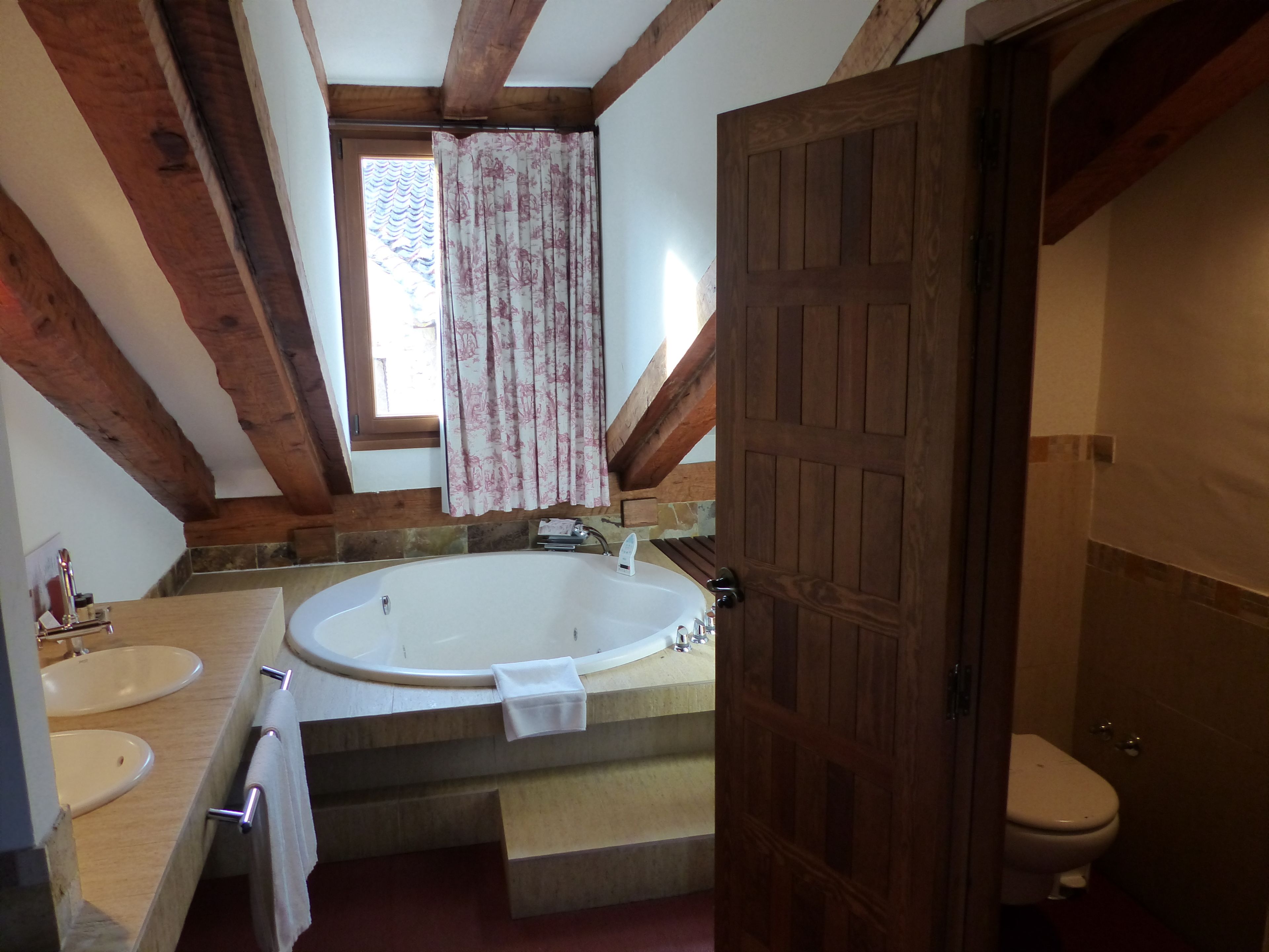 suite | bathroom | separate bathtub and shower, free toiletries, hair dryer, bidet
