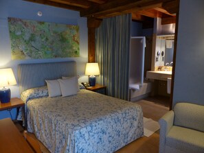 Double Room, Balcony | Minibar, individually decorated, individually furnished, desk - Hostería del Arco (Pedraza)