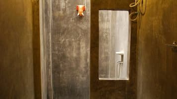 Standard Room | Bathroom | Shower, free toiletries, towels