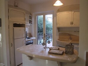 Kylskåp, mikrovågsugn, ugn och diskmaskin