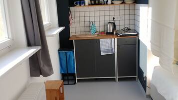 Lemari es, kompor, mesin pembuat kopi/teh, dan ketel listrik