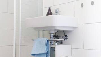 Kostenlose Toilettenartikel, Haartrockner, Handtücher