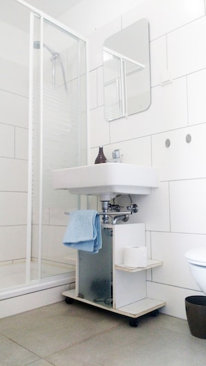 Articles de toilette gratuits, sĂšche-cheveux, serviettes fournies