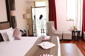 Minibar, coffres-forts dans les chambres, bureau