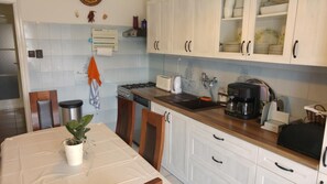 Kjøleskap, mikrobølgeovn, ovn og oppvaskmaskin