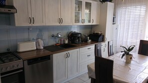 Kühlschrank, Mikrowelle, Ofen, Geschirrspüler