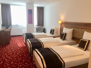 Standard Quadruple Room | Premium bedding, minibar, in-room safe, desk - Hotel Luna (Offenbach am Main)
