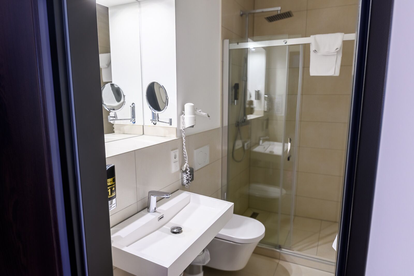 standard twin room | bathroom | shower, hair dryer, slippers, towels