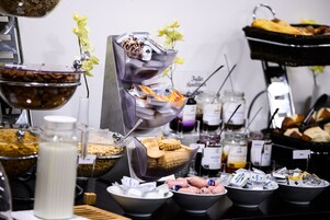Desayuno buffet diario (EUR 15.00 por persona)
