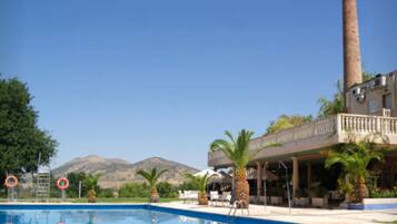 Een seizoensgebonden buitenzwembad