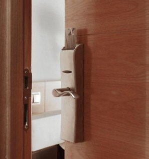 Escritorio, cortinas opacas, camas supletorias y wifi gratis