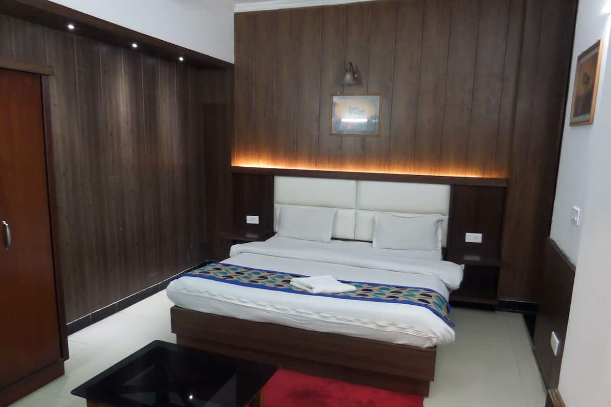 Escritorio, insonorización, camas extra y ropa de cama