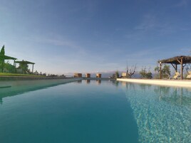 2 piscinas al aire libre, una piscina en la azotea, tumbonas